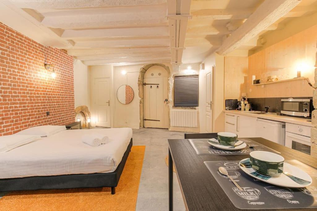 Industrial-Style Studio With Bathtub, Vieux-Lyon Exteriör bild