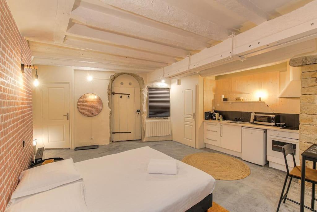 Industrial-Style Studio With Bathtub, Vieux-Lyon Exteriör bild