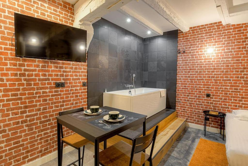 Industrial-Style Studio With Bathtub, Vieux-Lyon Exteriör bild