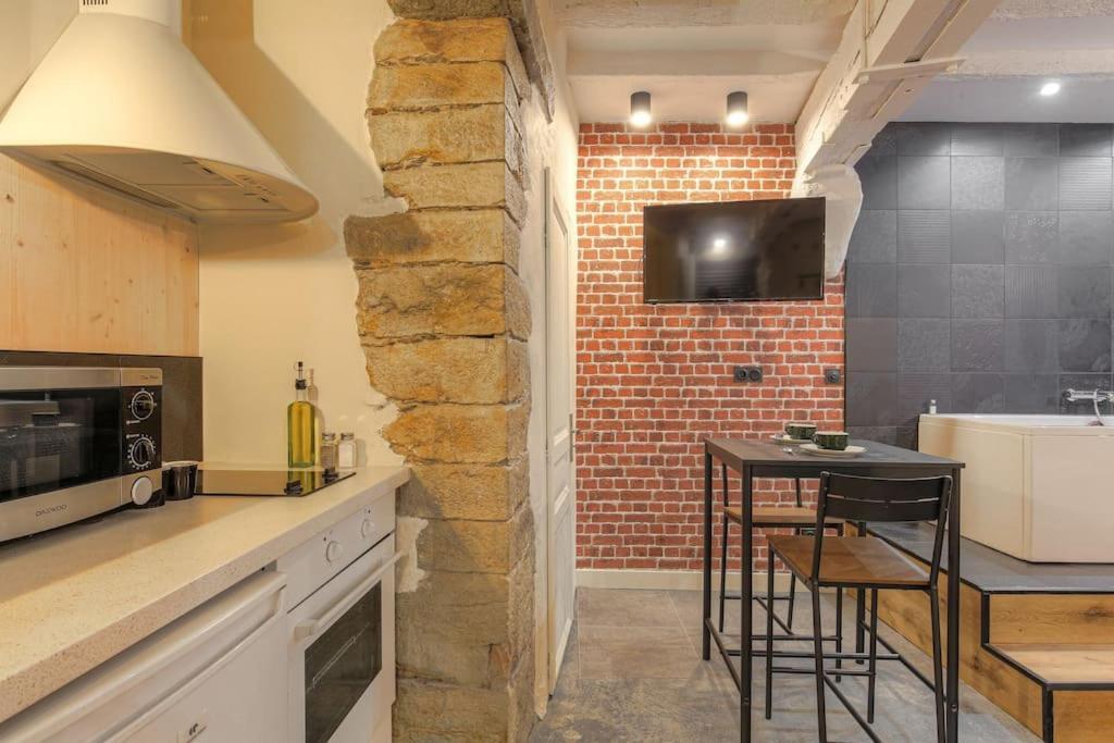 Industrial-Style Studio With Bathtub, Vieux-Lyon Exteriör bild