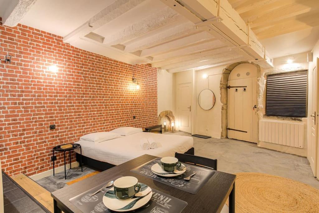 Industrial-Style Studio With Bathtub, Vieux-Lyon Exteriör bild