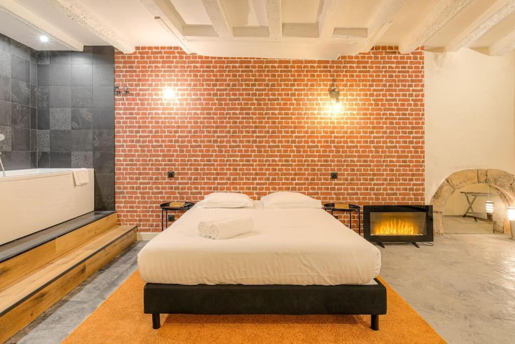 Industrial-Style Studio With Bathtub, Vieux-Lyon Exteriör bild