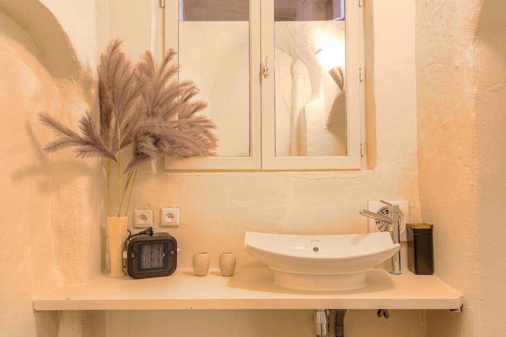 Industrial-Style Studio With Bathtub, Vieux-Lyon Exteriör bild