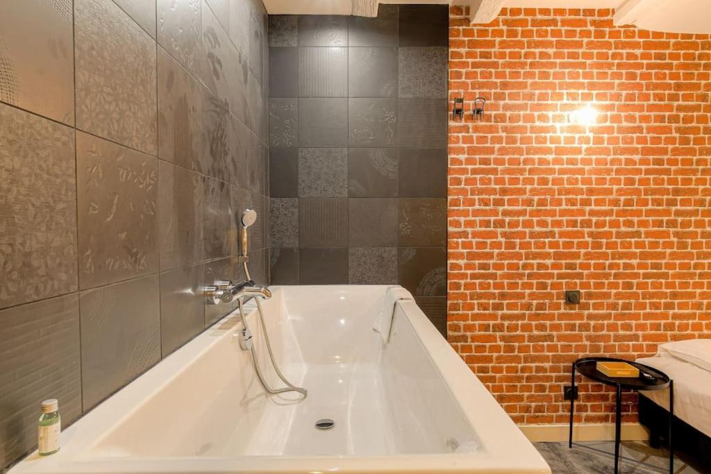 Industrial-Style Studio With Bathtub, Vieux-Lyon Exteriör bild