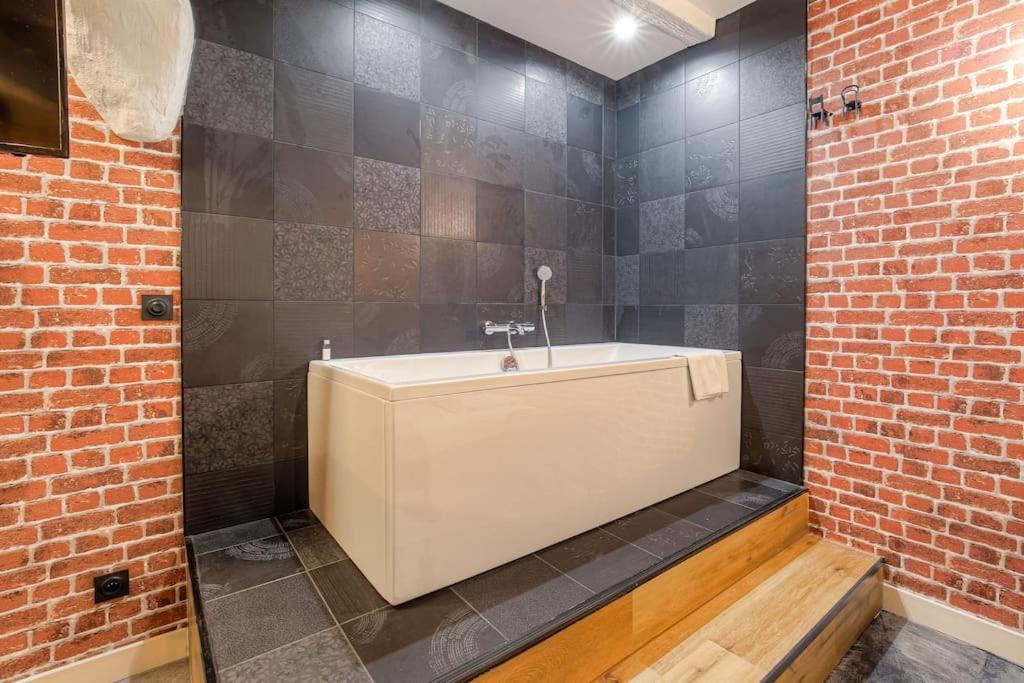 Industrial-Style Studio With Bathtub, Vieux-Lyon Exteriör bild