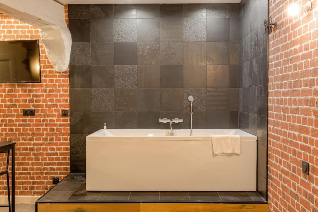 Industrial-Style Studio With Bathtub, Vieux-Lyon Exteriör bild
