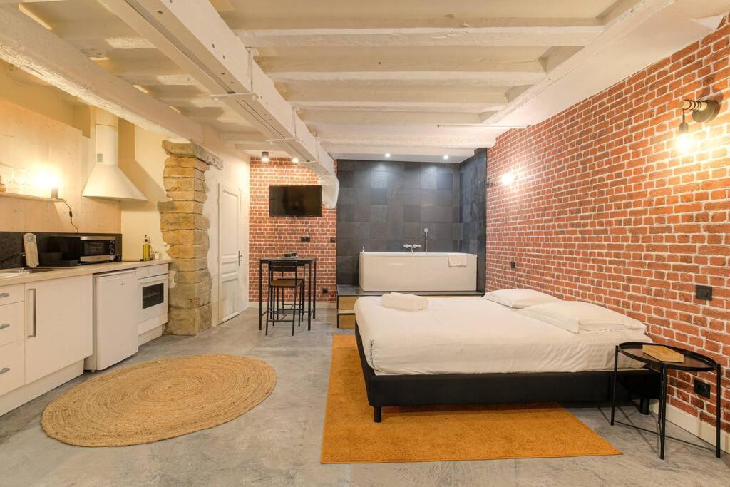 Industrial-Style Studio With Bathtub, Vieux-Lyon Exteriör bild